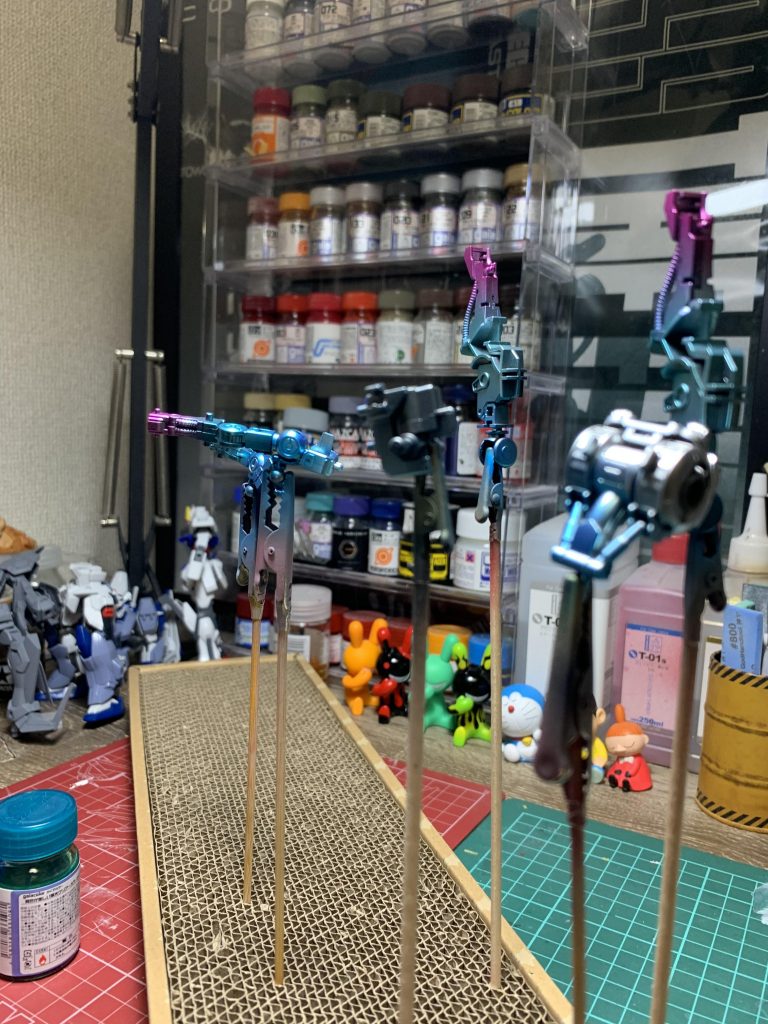 内部フレームも蛍光ブルーグリーンとマゼンタでグラデーションしています。