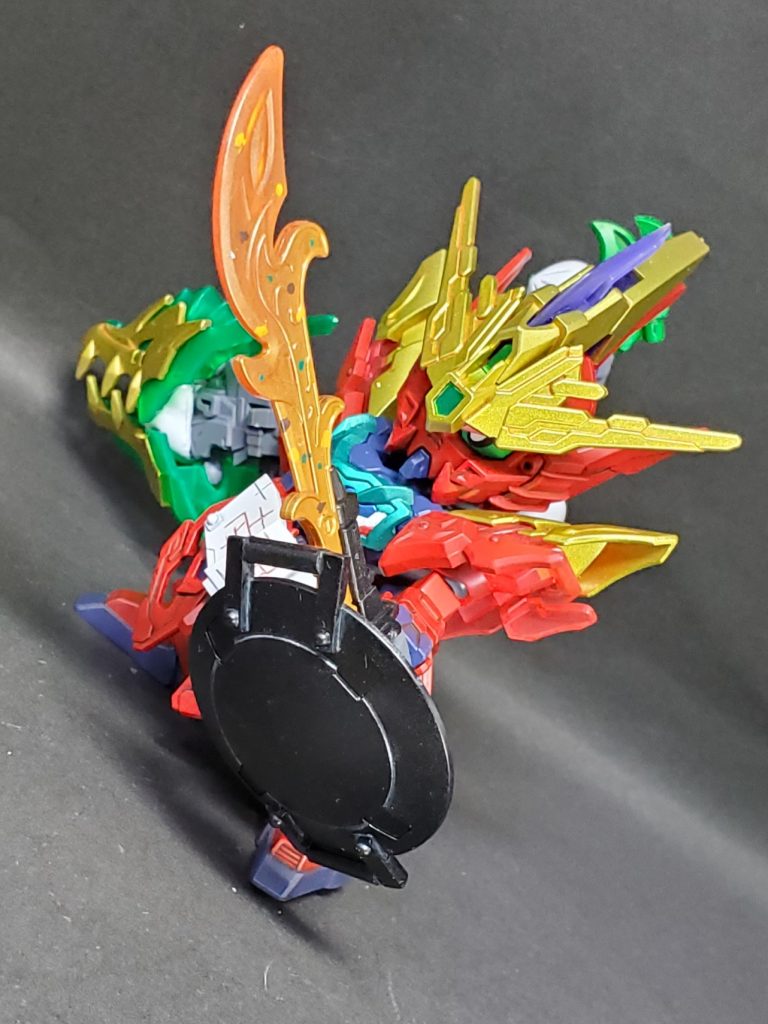 「タウヤーパラパラ」 チャーハンの力を宿した盾と剣の複合兵装。盾で攻撃を受け止める度に剣に熱エネルギーが蓄積されていき攻撃力が上がっていく。調理中の中華鍋とチャーハンのイメージです。元ネタではタウヤーとシールドがワイヤーでつながっていますが、そこをアレンジして直接くっつく形としました。