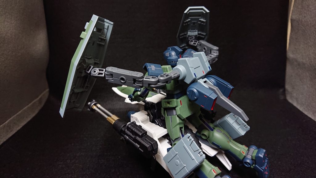 バックパックは防御面の強化ということで、フレキシブルに稼働するシールドを2つ装備しました