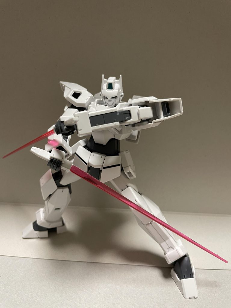 機体がシンプルで真っ白だからビームサーベルが引き立っていい感じに仕上がったと思います。