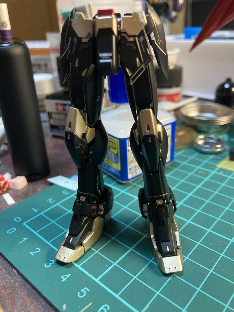 右脚デカール有り、左脚はデカール無しです。