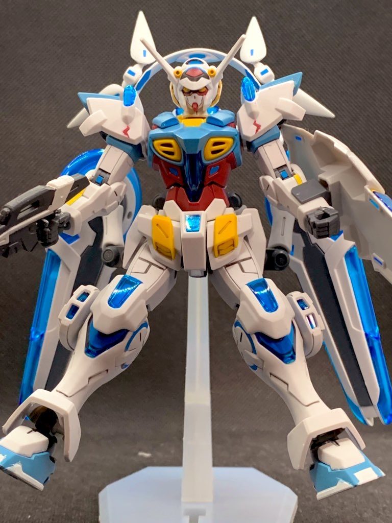 成型色とホイルシールの簡単仕上げです。本体の水色や、足先やビームライフルの白は塗装しました。 