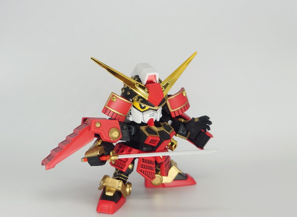 兜と足のフチ、墨入れがガンプラマーカーそのほかは缶スプレーでの塗装ちゃんと金が映える結果で満足です。墨入れ線がマーカー使用ゆえに太くなってしまってますが、重厚感という意味では良かった様に思います。平手の手のひらはポリパテで穴埋め。・・・実は刀身は白サフしかしてないと、撮影直前に気づきました。。。いや、背景が白いと意外と違和感ない。バレテナイバレテナイ。