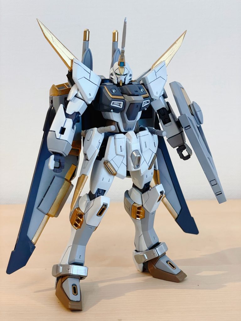 しかし、ゴールドの塗装は難しいですね。希釈度もそうですが、塗った後すぐ剥がれてしまって、ラッカーなのにエナメル希釈液でも取れちゃうのでスミ入れが上手くできなかったり。塗り分けは適当にやった割にはカッコよくなって良かった〜(^^)でも、このキットでいろいろ試せたので次のキットでは更にカスタム方法にバリエーション出せそうです。ビームサーベルは塗装忘れてますが…