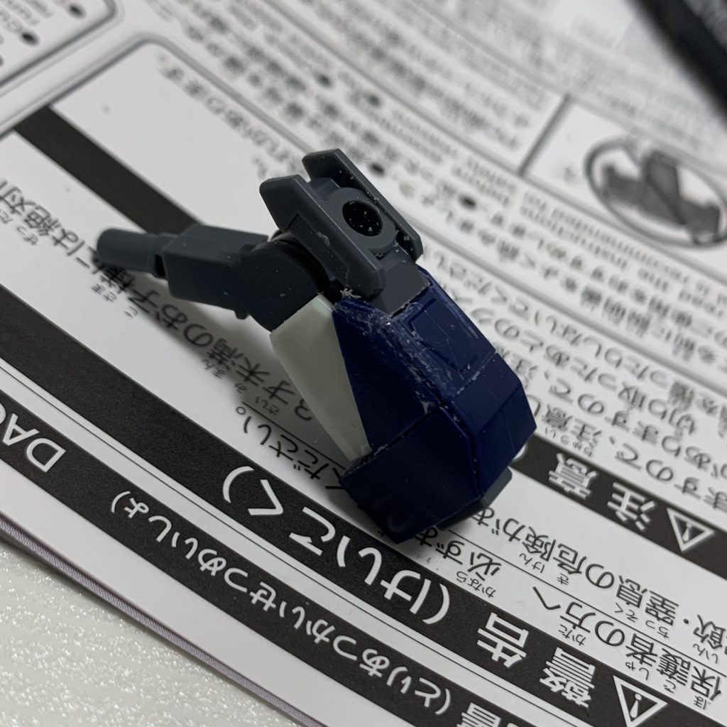 暗くて見え辛いですが胸もストライクの意匠をまとってます今回は初めてランナーパテを作り接着して剛性を高めてますそれでも隙間が埋まらないかったのでラッカーパテも盛ってます