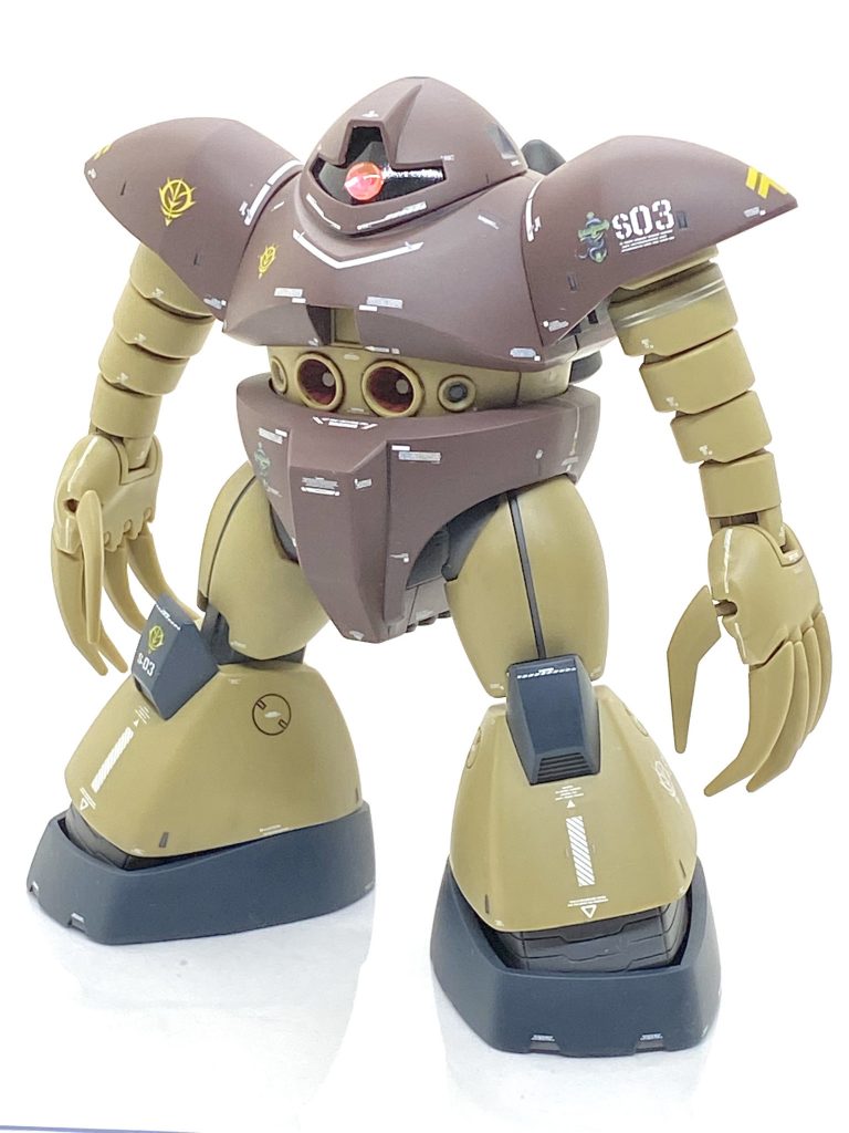 HGUC ゴッグを成型色仕上げ+αで作ってみました。HGUCのゴッグのキットは20年選手で合わせ目も目立つ所にありますがプロポーションは抜群の上にフロントアーマーが無い為に足の可動範囲が広く、カトキ立ちが非常に良く決まり成型色もオーカー、ブラウン共に文句なしの良キットだと思います。色分けも良好なのですがアイアン・ネイルと脛の合わせ目だけが問題でオーカーの成型色ですと白化が目立つ事が多いのですが・・・案の定白化してしまいました。白化した所だけガンダムカラーをエアブラシで吹いても良かったのですが「デカールで誤魔化した方が楽」と思ってしまい、今回は大きい合わせ目をどう誤魔化すか?をテーマに作ってみる事にしました。