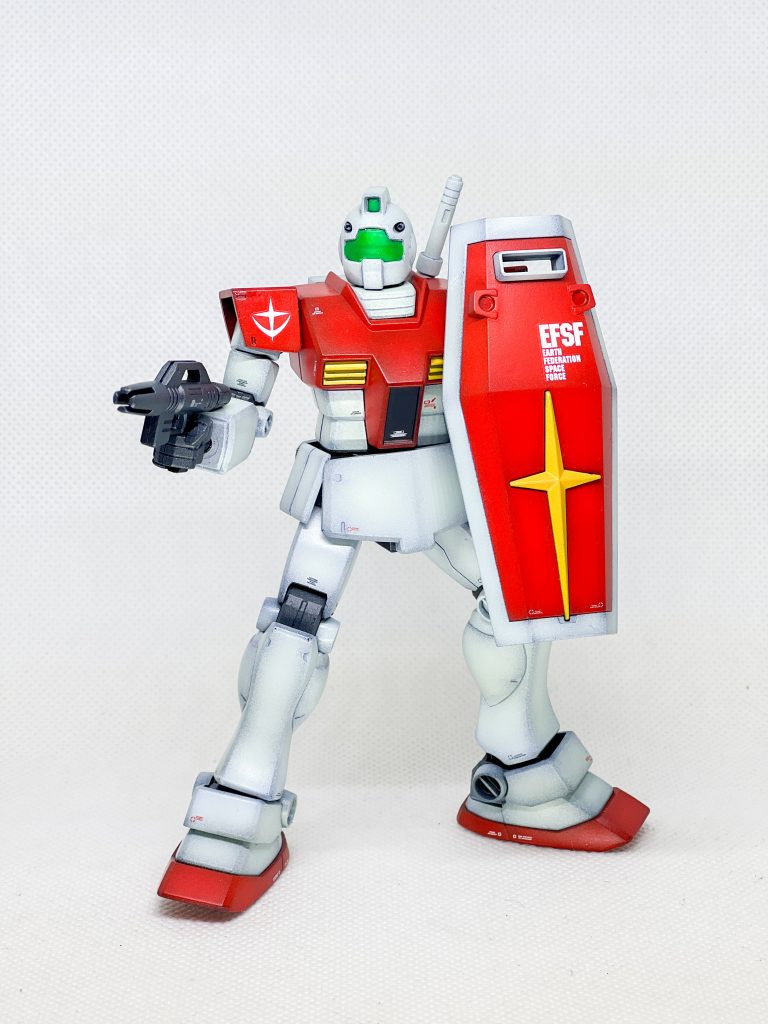 シールドを構えつつビームピストル。弱そうw