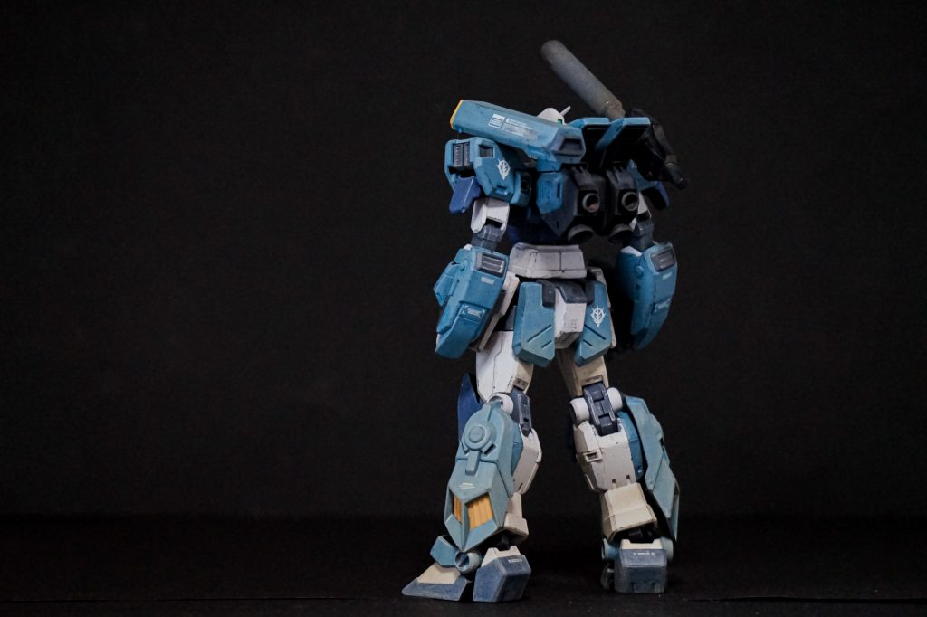 左肩のミサイルランチャーは陸戦型ジム付属のものです。【ジオン系の機体はキャノン砲が片側にのみレイアウトされていることが多いため、パイロットの要望により鹵獲部品を利用し改修された。】