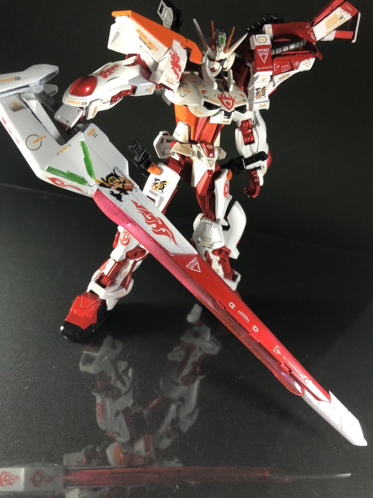 シュベルトゲベールに代わる対艦刀としてフリーダムの羽のジャンクを切り貼りして作ったノートゥングです!元がフリーダムの羽とは思えないくらい綺麗に剣になったかなぁと