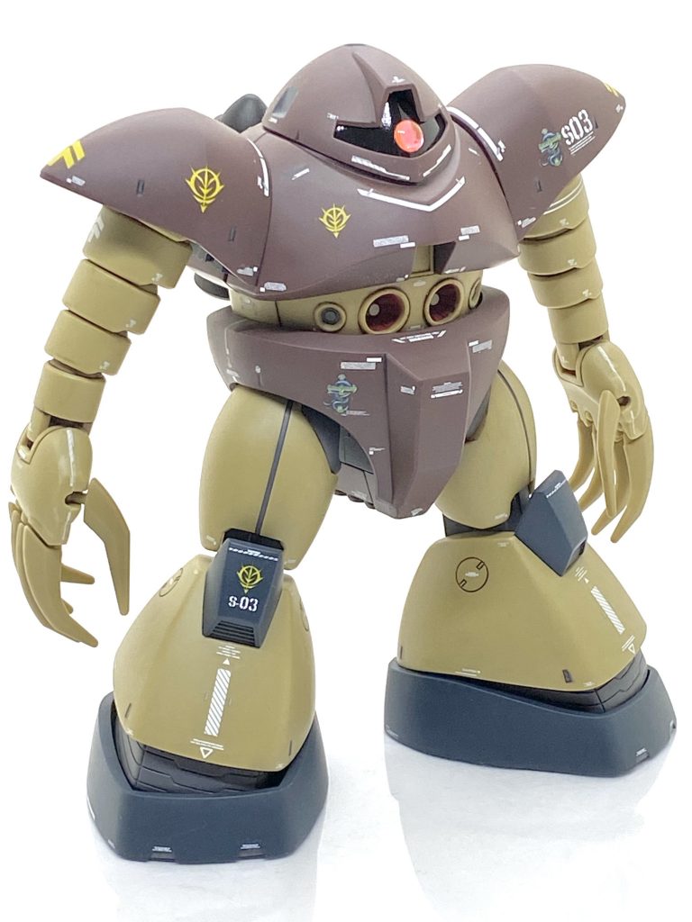 ゴックはHGUCでも初期なのでそれほどデティールが多くないのですが凹部や膝ダクト、腹部の凸部、肩の裏などにグレーを塗り機械的な感じを出しました。モノアイは埋めるかただ貼るだけか迷ったのですが・・・無理な改造をする腕もないのでそのまま貼るだけにしました。