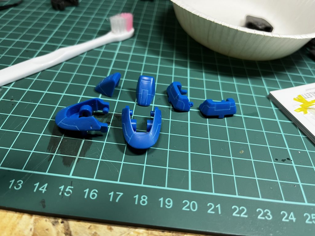 今までは既存モールドの彫り直しが多かったのですが、今回は各パーツ必ず何か彫ると自分ルールを課し、折れそうになる心をブン殴りながら頑張りました。やはりやってみないと上達しないもんですね。