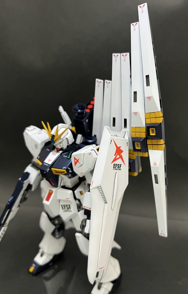 今回も塗り分けとデカールで情報量あげています。黒部分のみプリズムブルーブラックの半つや仕上げ、他は艶消し仕上げにしています。デカールはRGνガンダムのデカールを主に使用しました。