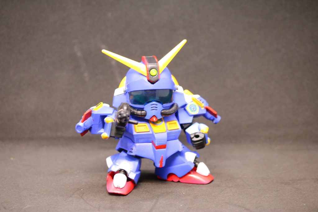 アンテナと、ゴーグルの留め具をジャンクパーツで補修してます。また、余ったSDフレームを使い、足と腕が少し可動するようになってます。細かいですが、ゴーグルの形状、スカートの形状をパケ絵に寄せてます。