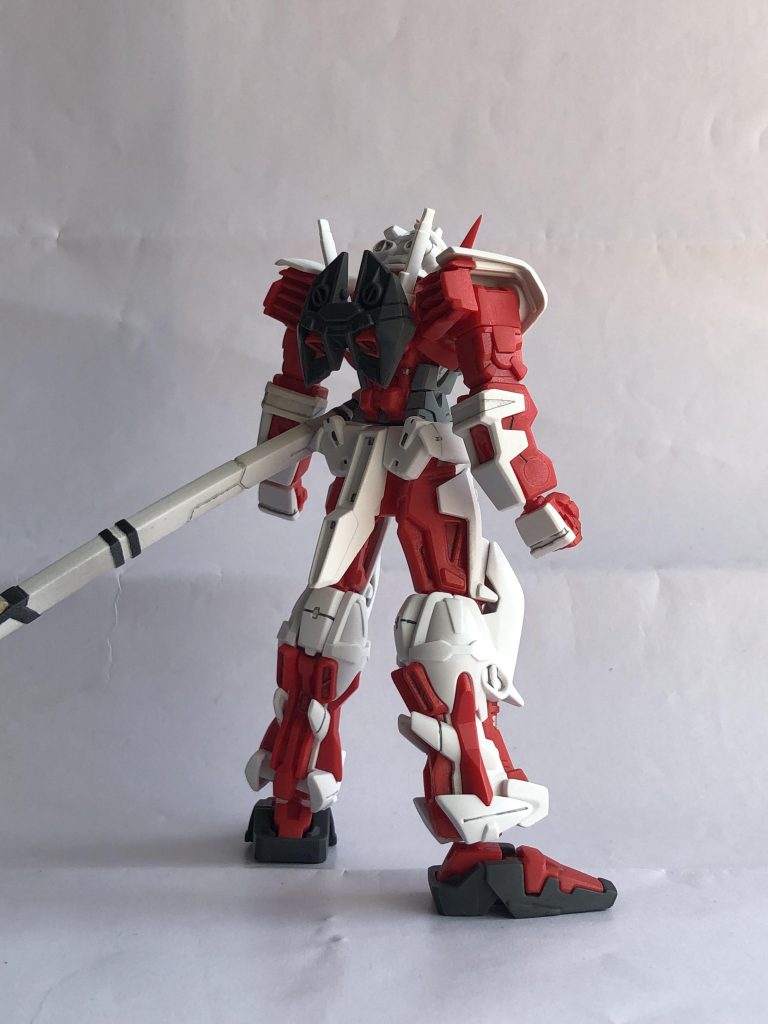 背面。部分塗装は、主にガンダムマーカーを用いました。フレームやシリンダーっぽい箇所に、シルバー色を挿しました。ガーベラストレートの鞘部分は、少し古めかしさを表現したかったため、ブラックなど塗装し終えた上から、灰色サーフェイサーを軽く吹くことで表現しました。