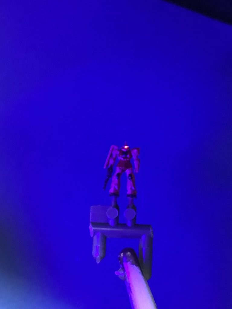 ブラックライトでモノアイが光ります