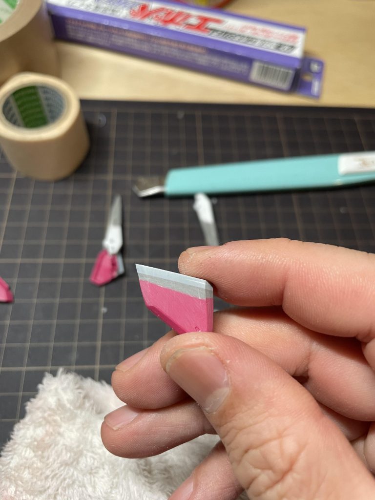 今回、最初に肩を大きくしたいなと思ったんですが、その造形方法を1ヶ月くらい空想してました。エポキシパテで全面造形するのがいいのか、表面や各角にプラ板貼って造形するのが良いのか…などなど。結果的には上部にプラ板とパテで積むことで、難しい下面の斜めの形状などをやらないことにしました。大きさや肩の上がり具合が結果的には良くなった感じです。