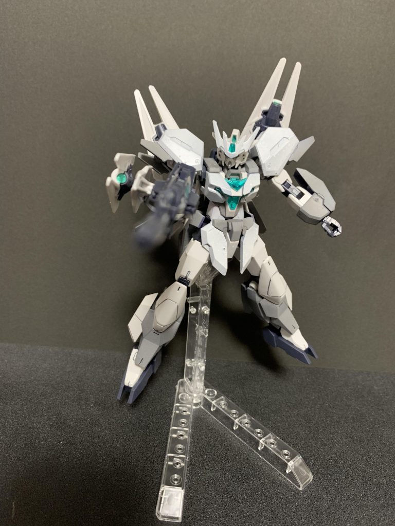 そしてユーラヴェンガンダム。こちらもホワイト/グレー基調に塗装しました。