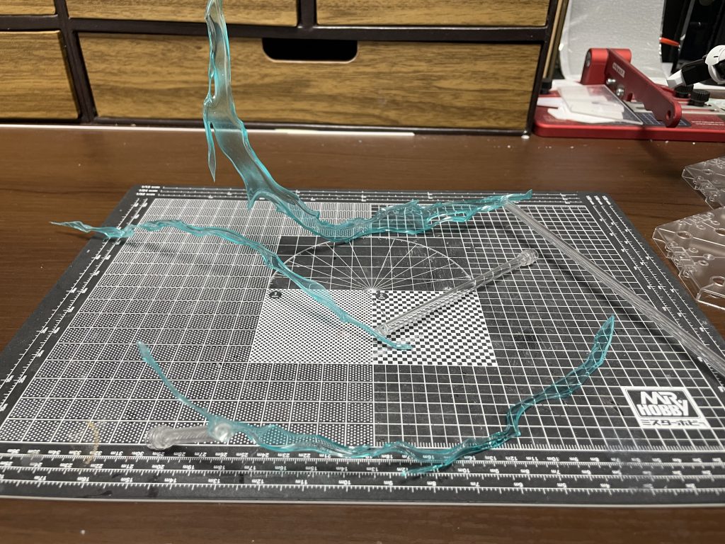 プラ板、プラパイプ、アクションベースの丸いジョイントで出来てる。即興&目算で適度に物理的妥協をしてこのカタチに。1パーツで作ることも考えましたが負担を減らすため3つに分けました。これはあくまでも軌跡エフェクトなのでシグルブレイドとは色合わせてません。やや暗い程度がそれっぽいと思います。作画的にもそんな感じかと。