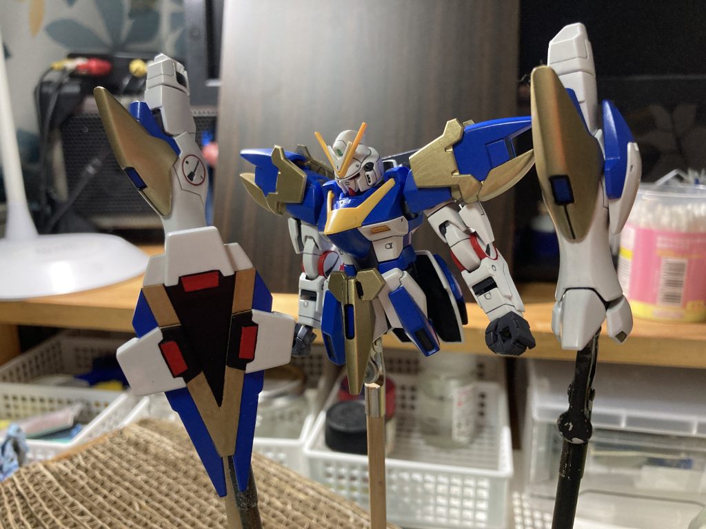 頑張りポイントその③ 金塗装アサルトパーツのIフィールド発生器部分を4Artistマーカーのゴールドで筆塗りしてみました。これが思った以上に難しく…写真では誤魔化せてそうな雰囲気ですが、実物結構ムラムラです。それでもマーカー直塗りよりはマシに仕上がったでしょうか。ゴールド感出すならトップコートしないほうが見栄え良いんですが、塗膜弱すぎるのと、金部分だけキラキラも悪目立ちするかなと思って結局半光沢トップコート吹いてます。劇中では水着のおねーちゃんの手持ちバスーカーで吹っ飛んでましたが、初代ガンダムは120mm口径のザクマシンガンにも余裕で耐えていた事実を思うと、ビーム兵器以外には分が悪いという事か、はたまた自らパージすることで本体への損傷を避けたか、あるいはMSと同じく人間の手持ち武器も著しい進化を遂げたか…専門家の判断を仰ぎたいところですね。