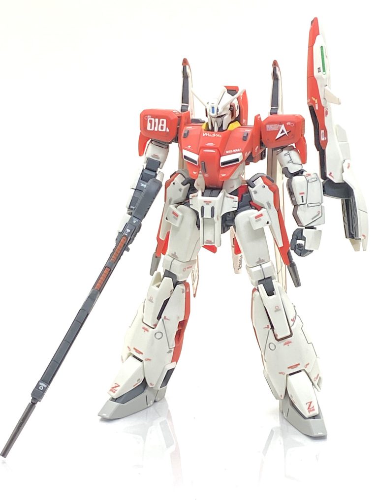 HGUC プレバン MSZ-006A1 ゼータプラス(テスト機イメージカラー)を成形色仕上げ+αで作ってみました。ウサ男の2022年春のアムロ祭り第三弾です(笑)が・・・当初はディジェの後にアップする予定だったのですが後述の理由で大幅に遅れてしまい、本家ゼータガンダムの後になってしまう程でした。この機体の初出でありますガンダムセンチネルのムックでこの機体を見て、「センチネルでアムロ専用!」と衝撃を受けました。ガンダムセンチネルの作例は今でも全く色褪せない物ばかりで初出から30年以上経っても自分には作れませんが近い物は作ってみたいと思ってました。MGで出た時にこの機体のデザイナーでありますカトキハジメ氏の新設定のビームライフルも付いている上に説明書にもアムロらしき人物がテストしたという記述が出ていて明確にクローズアップされたと感じました。ゼータプラスがやられ役とは言えガンダムUCで出て、もしかしたらC1が出るかもと思いましたらテスト機カラーの方も出るとアナウンスされて喜んでいたのですが・・・ビームライフルも設定と違い、ガンダムUC版と同じくリゼルと同じので、これにはガッカリしてしまいました。ゼータプラスはフィギュアで多数出ていますのでそれらを参考にしつつもデカールで更に情報量を増やし、ビームライフルは似た様なパーツを使い、なるべく似せる様にする事を目標にしました。