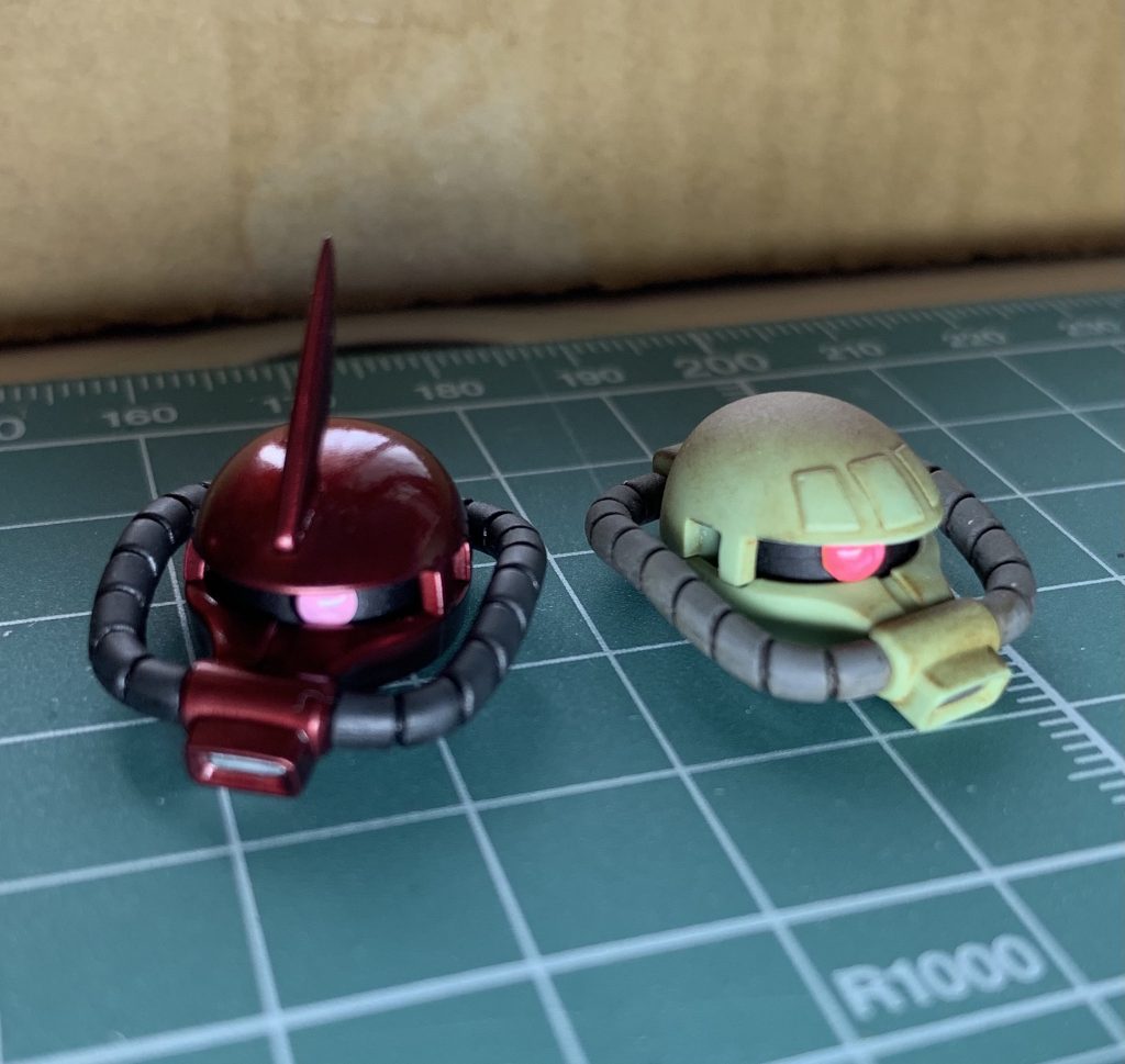 F2は顔がイケメンなので、赤くしてもカッコ良くて満足でした。モノアイは100均UVレジン+ラピーテープで作成しています。