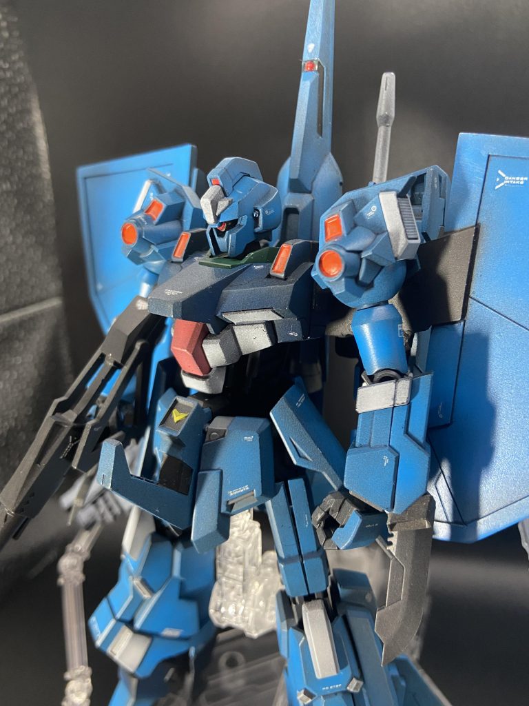 光らないバージョンがあります。こちらは少し左右に動かせます。背部ユニットのモノアイは動かないし光りません