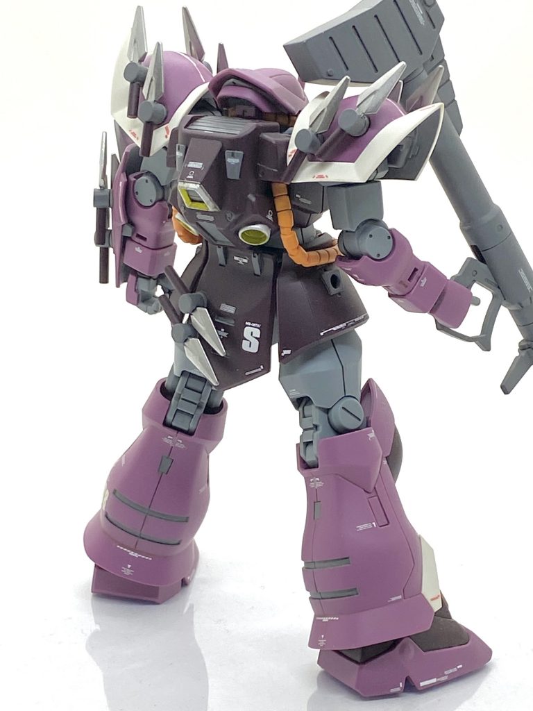 イフリート・シュナイドのシュナイドとはドイツ語で「気骨」「勇気」を意味するらしく、かつて本機に搭乗していた搭乗者でマルコシアス隊の総隊長ダグ・シュナイドが由来です。ダグが後にMIAになり、彼のライバルといえる存在であります元スレイヴ・レイスのフレッド・リーバー が受け継ぎ、ジオン残党部隊のエースとして名を上げたとされています。機動戦士ガンダムUCのトリントン基地を襲撃の際にも映像化されており、ジムII・セミストライカーを撃墜するなど活躍しており、キット化されて嬉しく思う人は多数いたと思います。