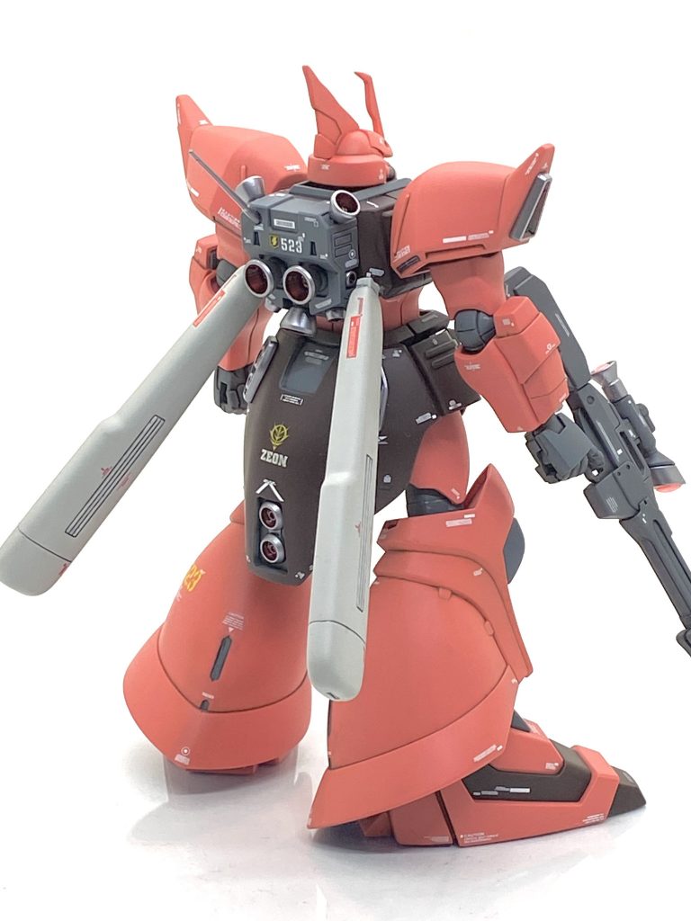 ゲルググJは先にツイッターの方にアップしたのですがフォロワー様から「後ろ姿も見たいです」とコメントされて、後でアップしたらそちらも絶賛してくれて本当に嬉しかったです。特にバーニアのメタリック感を褒めて頂き、自分はメタリック塗装には結構拘っているので良かったです。バーニアが沢山ありますとやはりカッコいいです。