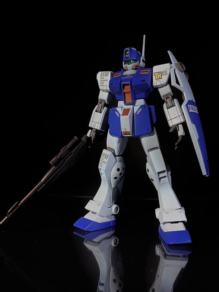 正面ショット。素組で十分カッコいいので特に改修は無し。塗り分けのために肘の関節部と肩のスラスターの後ハメ加工、シールドの丸一モールドを別パーツ化したぐらい。カラーリングは設定準拠ですが、赤い部分は少しオレンジっぽくしてます。