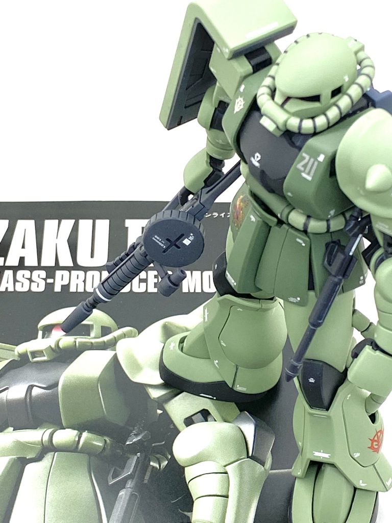 最後は説明書と。旧HGUCとは違いスタイリッシュな量産型ザクは可動範囲、組み易さ共に大変素晴らしく、ショルダーアーマーは一体成型ですし足もほぼ分割線がモールドになってますからゲート跡やパーティラインを処理するだけなので接着の際の白化を気にする事なく楽に進み、デカールを貼りましても10日も掛からずに完成してしまいました。後、進化したな~と思ったのは手の造形で旧HGUCのザクⅡと近い時期に出ましたガンダムGP01やハイザック、そして旧HGUCもモールドが甘かった為にビルダーズパーツMSハンドに変えたのですがこのキットのはモールドも良い為に変える必要もなく、これからもこの位の造形を維持して貰いたいです。モールドが沢山入って組みやすいオリジン版もカッコいいですが新HGUCもプレーンでスタンダードなキットながらも良く動いてスタイルの良いザクⅡが誰でも作れてしまうので見つけましたら購入する事をお勧めし、自分もシャア専用ザクⅡも作りたいです。ご覧して頂きありがとうございました。