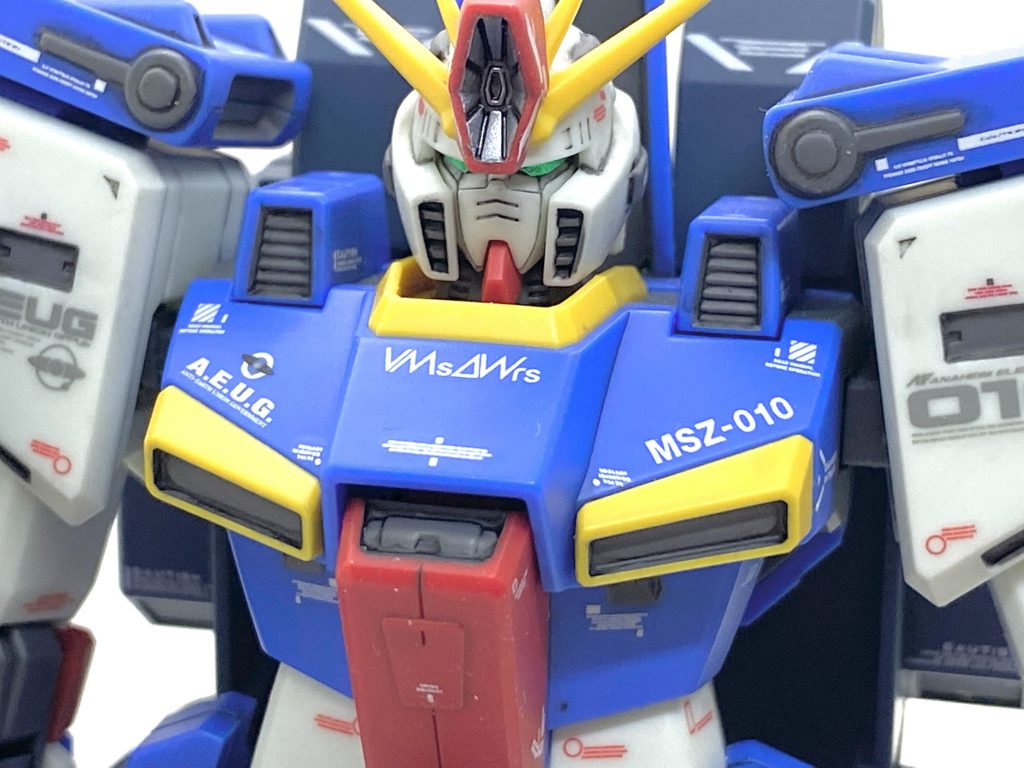 デカールはガンダムデカールの機動戦士Zガンダム/機動戦士ガンダムZZ汎用1やZZガンダム用の新旧MG、HGユニコーンガンダム用や市販のデカールを今回も総動員して今回もカトキ風を目指しました。今回はMGのVer.Kaの説明書を参考にしています。ハイメガキャノンの中をメタリックにしたのはデザイン時に小林誠氏が「頭に波動砲付けて強そうに」とした記事を見た事があるのでそのオマージュです。