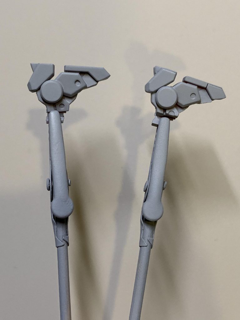 足先のパーツだけ接着&サフ掛け。一応合わせ目消しもしたのですが甘々です。