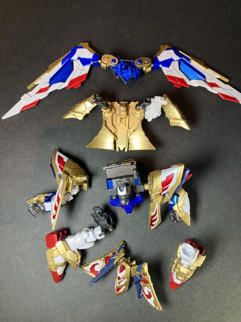 今回、全身の関節に大幅な改修を施して可動範囲を向上させています。先駆者モデラーの皆様が考案・公開されている技術を参考に、前回製作した信長ガンダムエピオン 波旬の装(https://gumpla.jp/sd/924740)とほぼ同様の内容で改修しました。（首、肩、二の腕、拳、フロントアーマー、リアアーマー、股関節、太もも、背部ウイングの9箇所です。）背部ウイングはキット標準のパーツが少し小さめに感じられたため、所蔵していたBB戦士ウイングガンダムEWの羽根パーツに変更しました。（こちらのアイディアも先んじて採用・製作されていたモデラーの方々がおられたので、今回同様に取り入れさせて頂きました。ありがとうございます。）