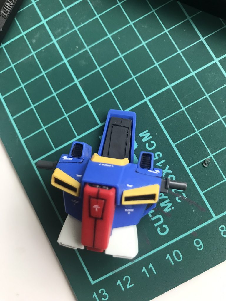 首の裏はモールドを掘ったプラ板で埋めました。首裏に少し情報増やすと引き締まった気がします。