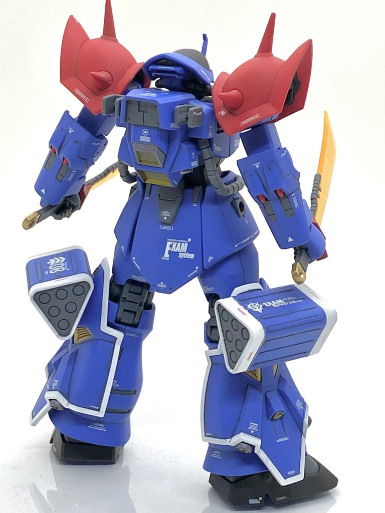 イフリート改のHGUCはRE/100と違い、足の追加装甲の白色部分が別パーツされてなく、ここのマスキングは大変手間が掛かりました。ですが青色が成型色なので白色が漏れても楊枝等で削れば修正も簡単でこういう時は全塗装じゃなくて良かったといつも実感します。