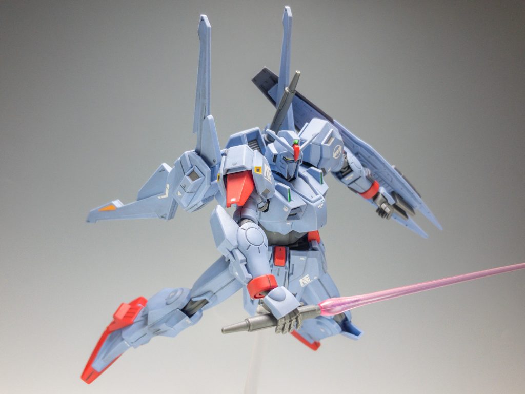 サーベルで。ビーム・キャノンがビーム・サーベルになります。シールドの外側にもサーベルがありますが、被弾し易いと思うですがね…？