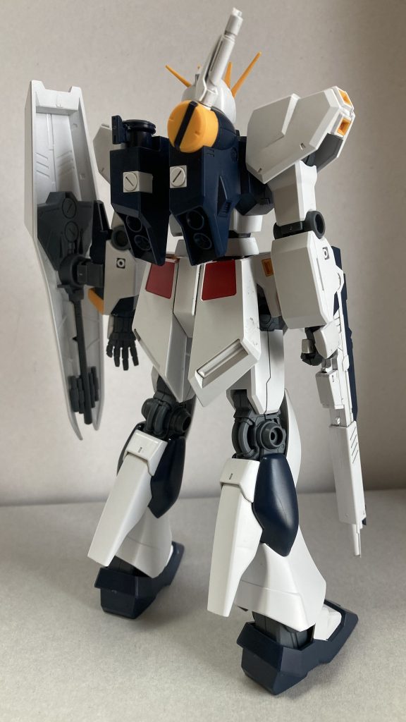 リアサイドスカートやバックパックのサーベル基部の色分けなど、バンダイの愛を感じられますよね当時hgを作った時にもすごいと思いましたが、簡略化しつつその上を行くから驚きです