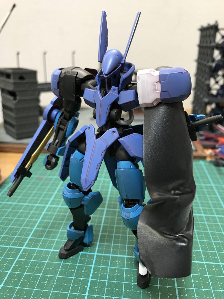 機体前面。左肩のABCマントはプラペーパーで自作したのをネオジム磁石でくっつくようにしています。使用した塗料はMSライトブルー、MSホワイト、MSグレー(連邦)、Mr.カラーのスカイブルーです。上半身と脚部で青みが違うのは塗装中にMSライトブルーを切らすというミスを犯したからです…まあこういうグラデーションってことで…