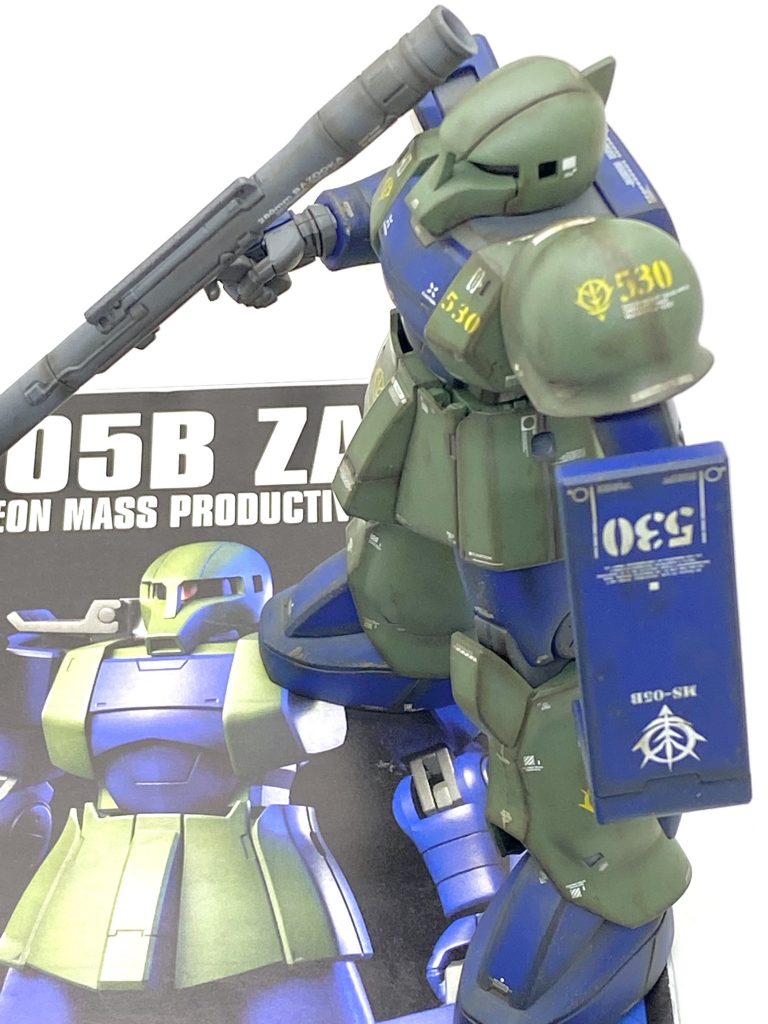 最後は説明書と。HGUCの旧ザクは成型色が素晴らしく、つや消しクリアーを吹くだけで深みが増し作っていて楽しかった記憶があります。しかし・・・このキットも腕と足の合いがイマイチで大きな隙間が出来たので難儀な事もありますがパーツ数もオリジン版に比べましたら少なく簡単に作れてしまい、ちょっと作るにはお勧めします。しかも武器は豊富で特にスパイクシールドは他のキットにも流用出来て重宝するとも思います。今回もらいだ~Joe様のお気軽汚しのおかげで合わせ目や白化が誤魔化せて自分が納得する物になりましたのでカーラーリングがカッコイイ黒い三連星仕様のも作ってみたいです。ご覧して頂きありがとうございました。