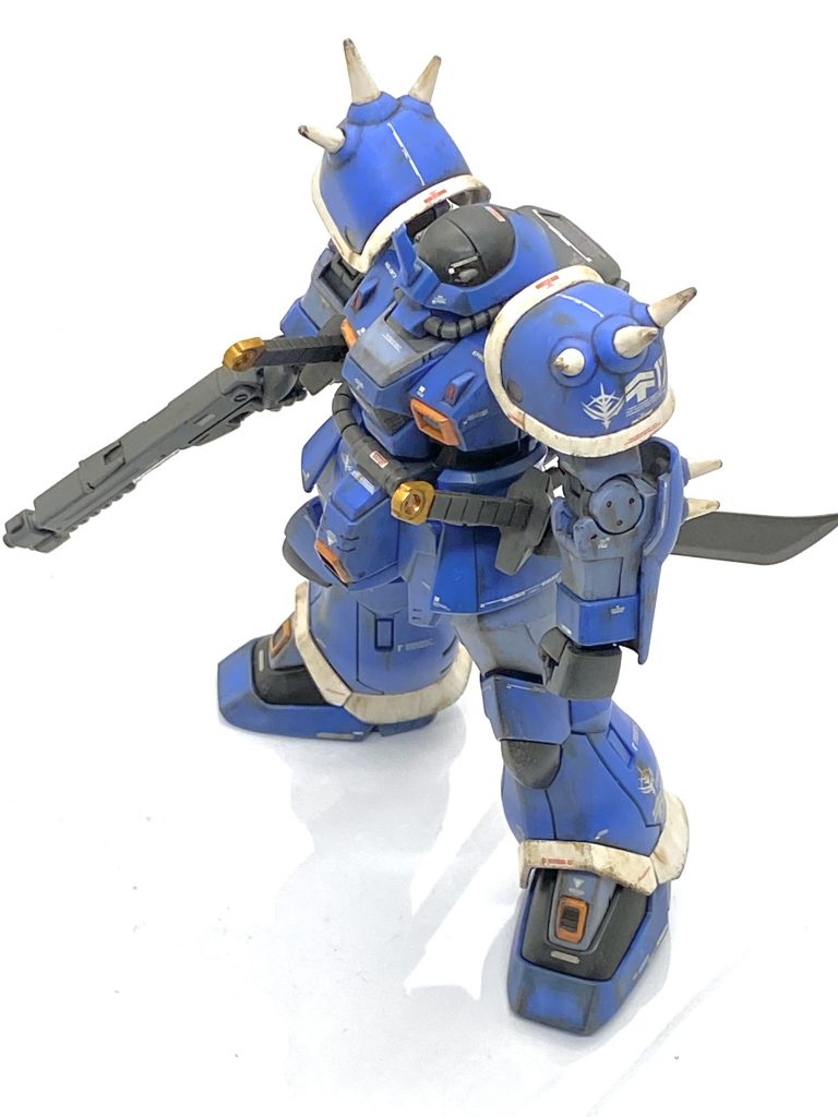 メタリック以外の部分は(クレオス)Mr.カラーGXスーパースムースクリアーを吹き付けて、今回は(クレオス)Mr.ウェザリングカラーステインブラウンでウォッシングの後にらいだ~Joe様のお気軽汚しを参考に(クレオス)水性ホビーカラー焼鉄色をスポンジを使ってチッピング、(クレオス)ガンダムマーカー リアルタッチマーカーブラウン1で雨だれを書き、(タミヤ)ウェザリングマスターのライトサンド・マッドを足元を中心に付けています。