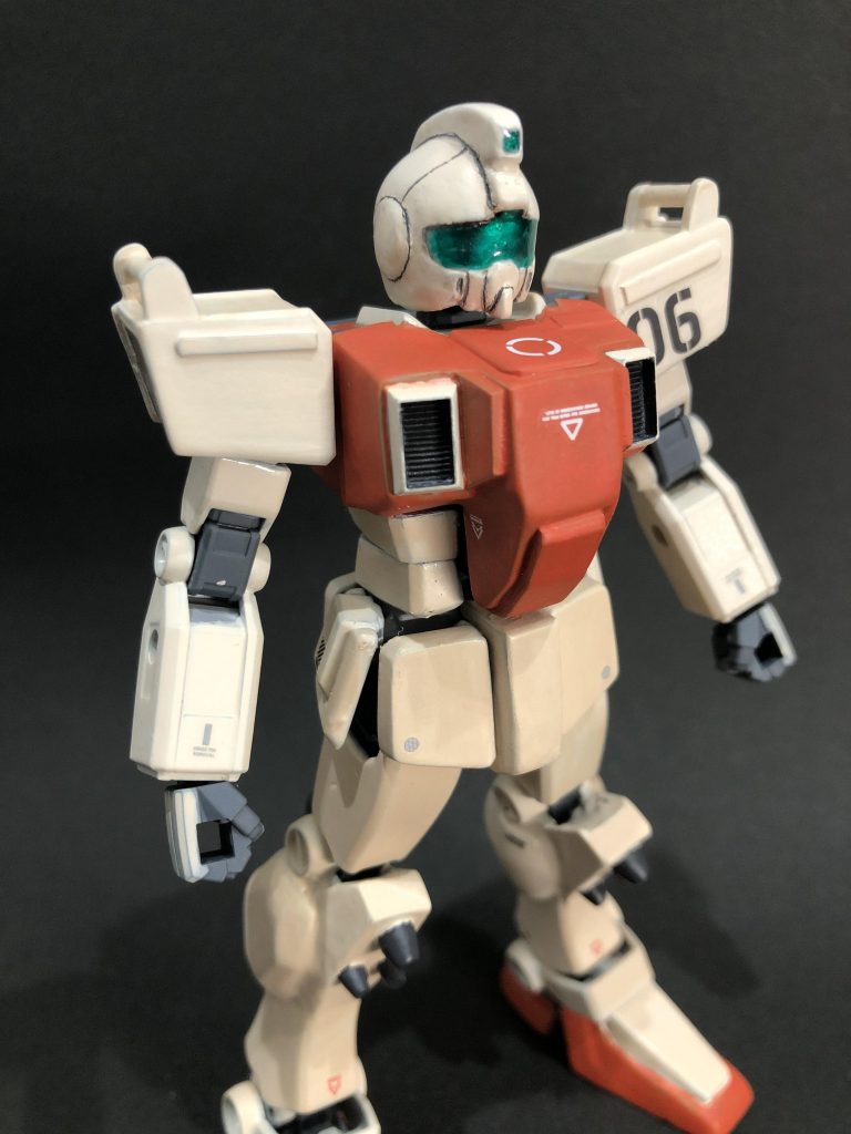頭はバイザーがないのでシルバー塗装の上にクリアレジンを流し、グリーンで薄塗りしてます。他は基本的にプラ板とパテで造形しました。胸ダクトはウェーブのやつです。肩のポールはランナー。