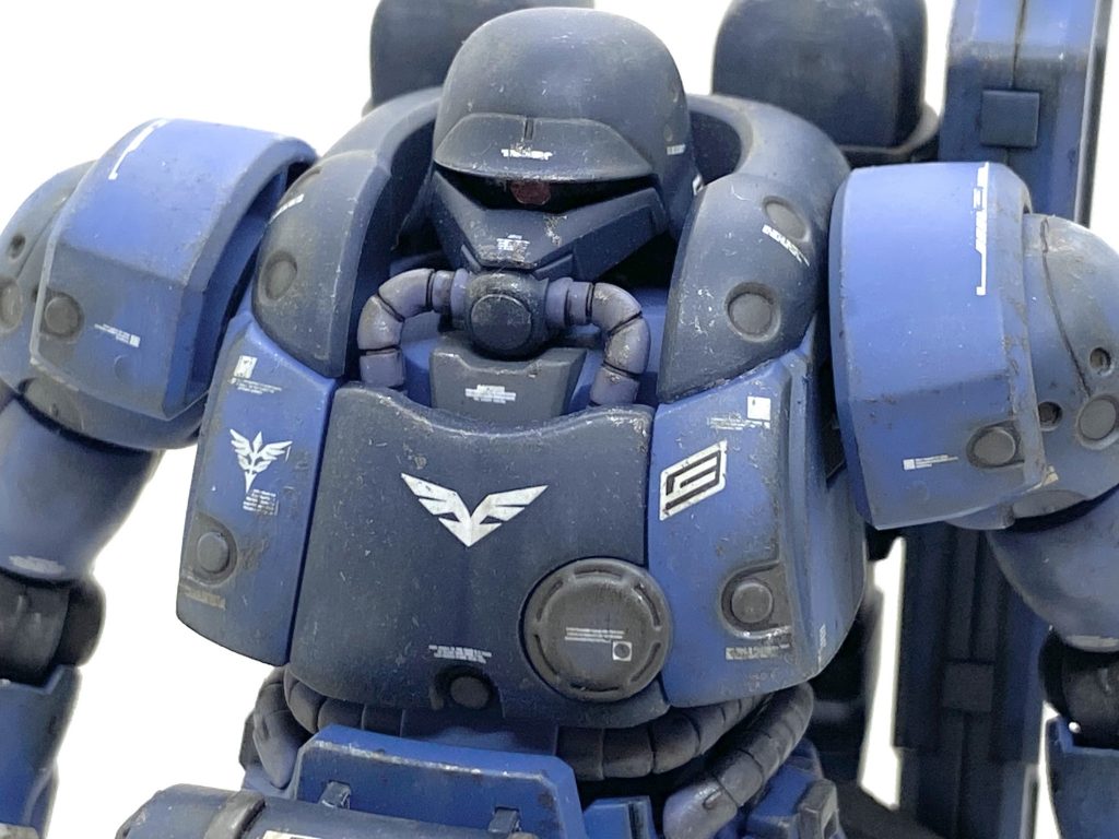 デカールはHGシナンジュ用とユニコーン汎用1、ガンダムデカールDX02 機動戦士ガンダムUC MS用をメインに満遍なく貼り、袖付きの新鋭機というのをイメージしました。後、袖付きのマークはシナンジュのデカールをよく使うのから余っているので何か所にも貼っています。