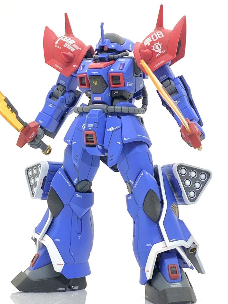 後ろから見ても一年戦争時の機体とは思えない位にゴテゴテしているのですが大変カッコ良く、少しグレー部を入れますと更に良くなったと思いました。(昔、MGの設定画を見た時にカトキハジメ氏がメカ部分を「ここはグレーがいいです」と書いてあるのを見て、成程と思い、自分も出来る限り塗分ける様にしています)