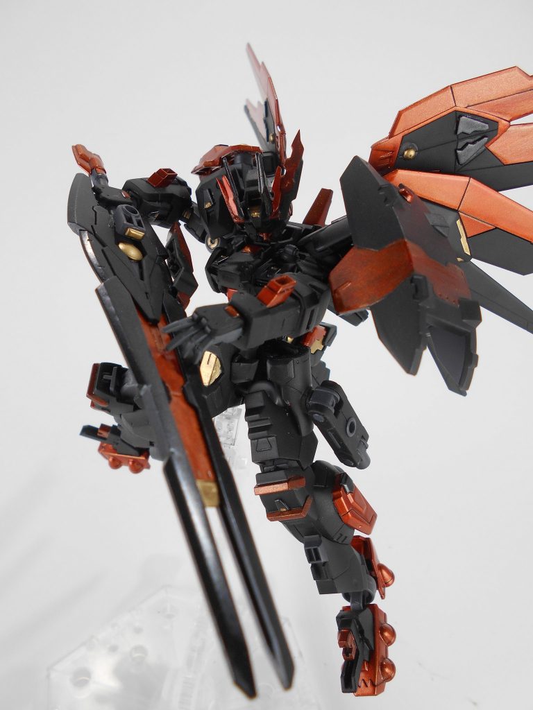 カレトヴルッフフェーダー改、「ファルム」。カレトヴルッフフェーダーを片手用に柄を短くしています。エネルギーパックを追加しているため、本体からの供給無しでもビームライフルを撃つことも可能で、実体刃にビームを纏わせることも出来ます。「ファルム」はドイツ語で「幻世」のアナグラムです。