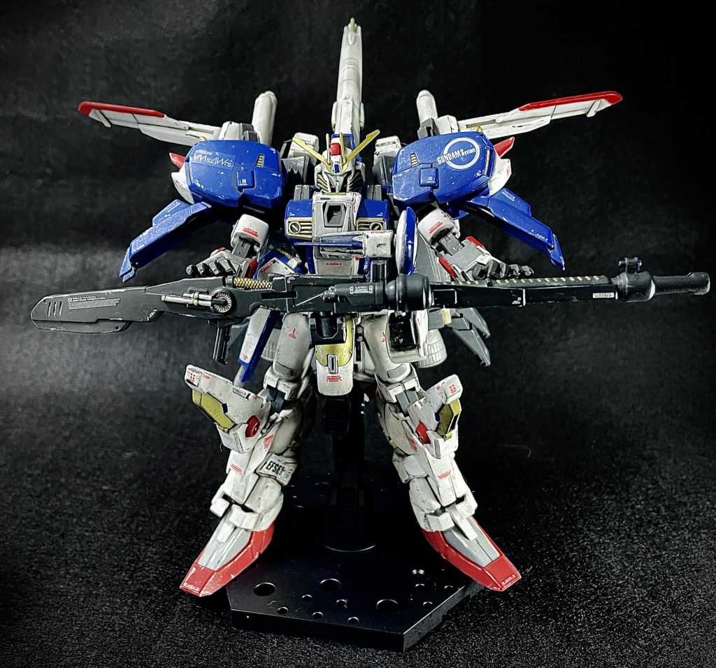 可動はほとんどしませんがこの仁王立ちで飾っとくだけなので問題なし!バックパックが重すぎて後ろに反っちゃうので腰も接着剤で固定しちゃいました。