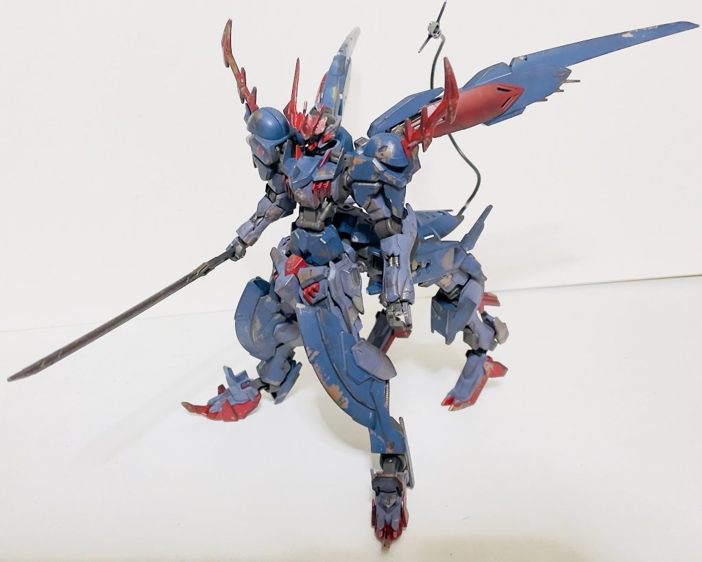 パーツの入替部分としては左腕をガンダムバルバトスルプスの左腕に、バックパックをガンダムバエルの翼の様なバックパックに、サイドスカートはガンダムルプスレクスのサイドスカートの上にガンダムバルバトスのサイドスカートを重ねてみました。