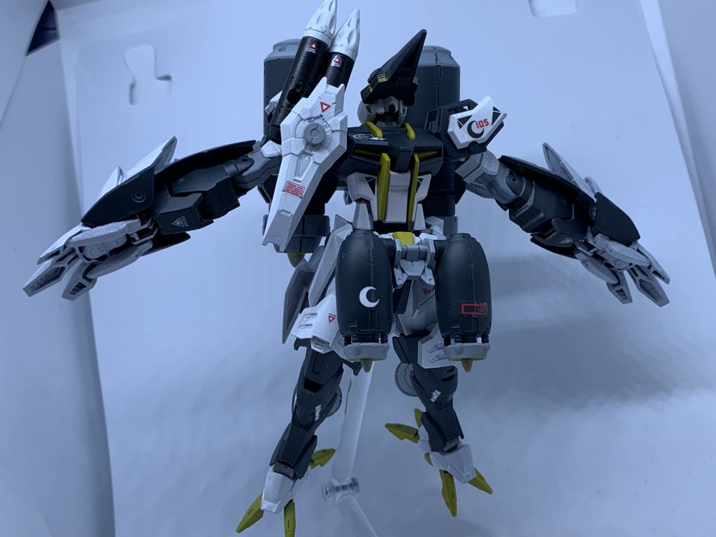 全身に装備されたハイドロジェットと両腕の羽の様なアイアンクローで水中を空でも飛ぶかのように移動します。頭部は特殊なソナーを搭載しているため鳥の頭に似た形状をしています。