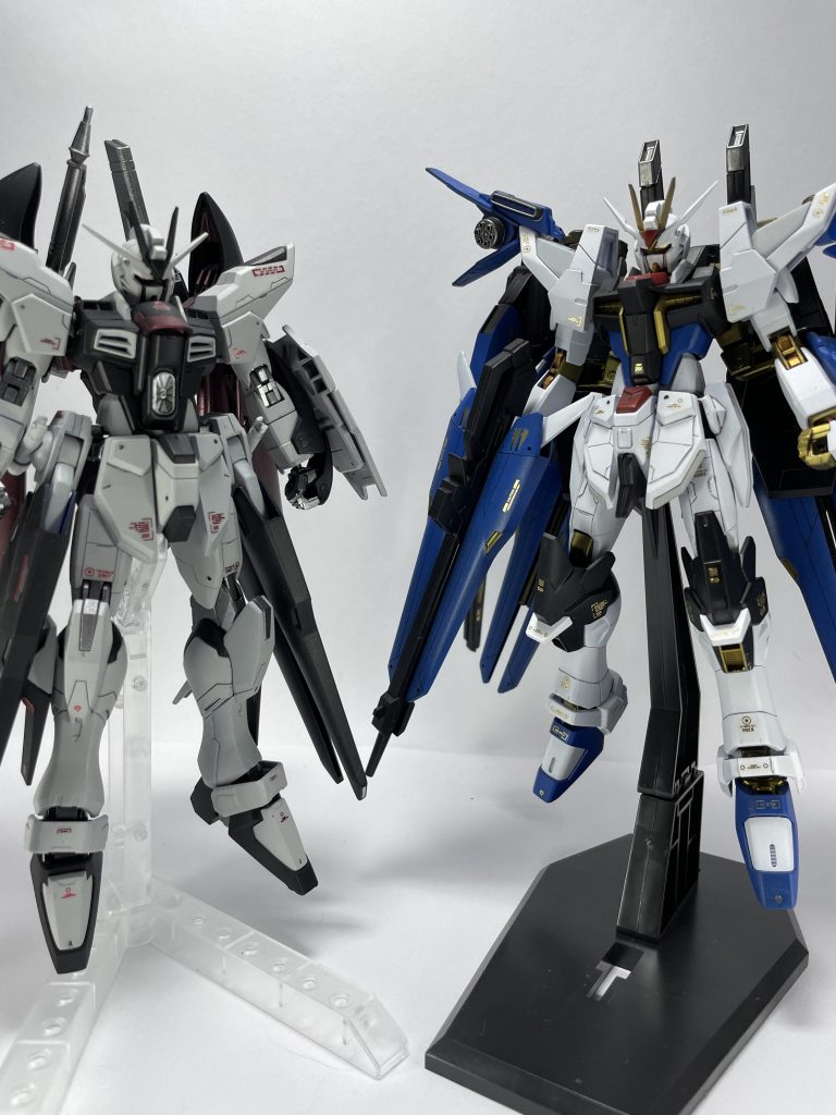 前回のとのツーショット。原案はこちらが先に出来ていたため、デスティニーフリーダムは関節をシルバーにしています。