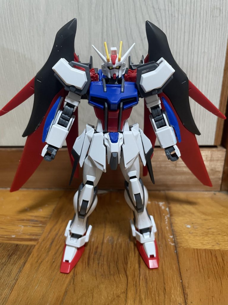 デスティニーの盾を装着したかったのでデスティニーの腕パーツを削り、プラ板と接着してストライクの腕と接着しました。そのさいプラパーツが溶けてびっくりした。ストライクの腰にデスティニーの腰のサイドバーニアを接着