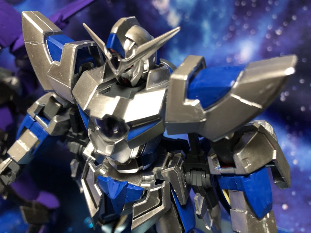 こちらはGNスラスターのみの2枚羽ですが、背中と両腕のGNドライヴ3基稼働の｢OOO（アイン・ソフ・オウル）モード｣は共通。Dでは緑になっていたツインアイもこちらでは赤黒い光を灯します。